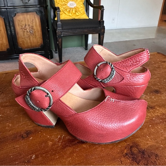 Fluevog Prepare Guide Platform Mary Jane Heel in Tomato 🍅 - Picture 2 of 16